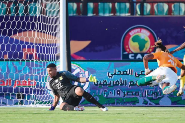 كودجيا نجم كوت ديفوار (في الوسط) يسجل هدف الفوز في مرمى جنوب أفريقيا (أ.ف.ب)