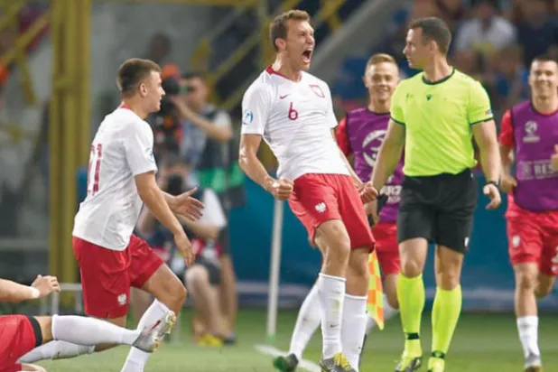 سيكون كريستيان بيليك (وسط) مدافع بولندا وآرسنال مصدر اهتمام ليونغبيرغ الموسم المقبل