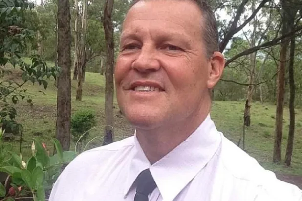 رجل يربح آلاف الدولارات من قراءة «رسائل الموتى الأخيرة» في جنازاتهم