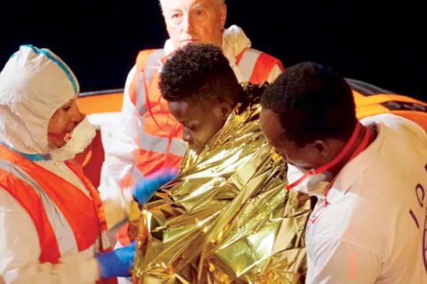 إلقاء القبض على قبطانة سفينة إنقاذ المهاجرين بعد رسوّها عنوة في ميناء إيطالي