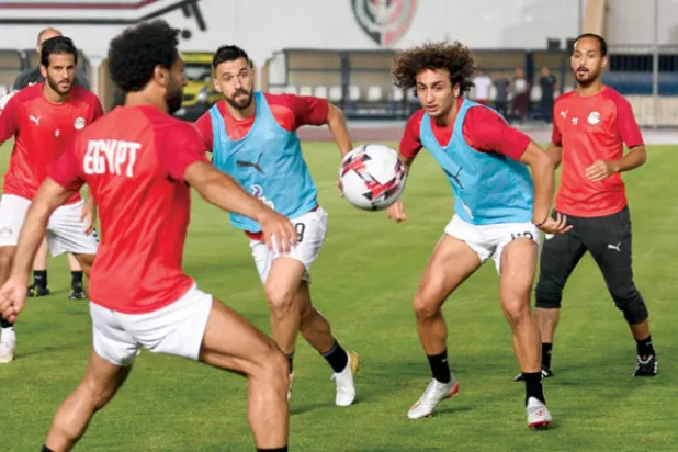 لاعبو مصر خلال التدريبات حيث يتطلعون لحسم صدارة مجموعتهم (أ.ف.ب)