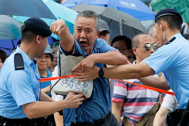 مواجهات في هونغ كونغ  بين مؤيدين للسلطات ومعارضين