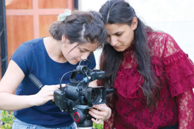 القناة تعتمد على شابات معظمهن طالبات ومنهن مصورات يقفن خلف الكاميرات