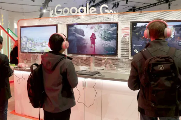 مجموعة من الحضور في مؤتمر {غوغل} للمطورين يختبرون منصة «ستاديا» للألعاب بداية الشهر الماضي