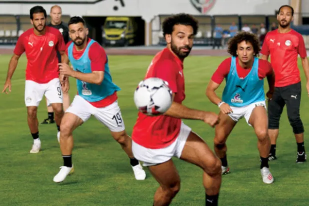 عمرو وردة (الثاني من اليمين) يستأنف التدريب مع منتخب مصر (أ.ف.ب)