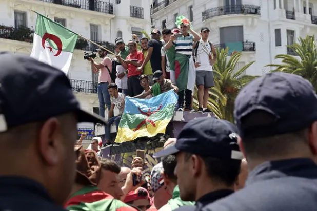 50 محامياً جزائرياً يدافعون عن قيادي تاريخي متهم بـ«إضعاف معنويات الجيش»