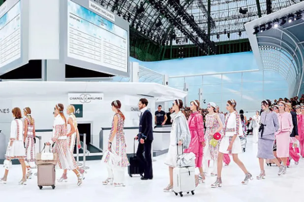 من عرض «شانيل» لربيع وصيف 2016 الذي كان يلعب على مفهوم السفر (تصوير أوليفييه سايون)