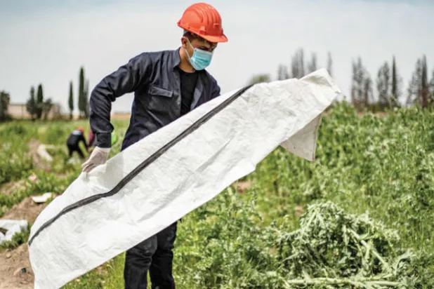 العثور على 200 جثة في مقبرة جماعية بالرقة