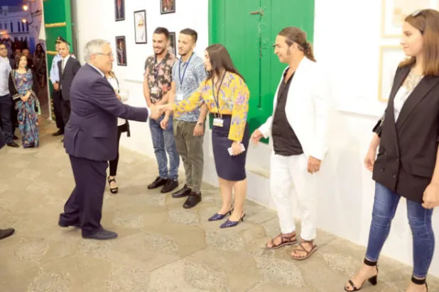 معرض جماعي لفناني أصيلة الشباب يزين جدران المدينة العتيقة