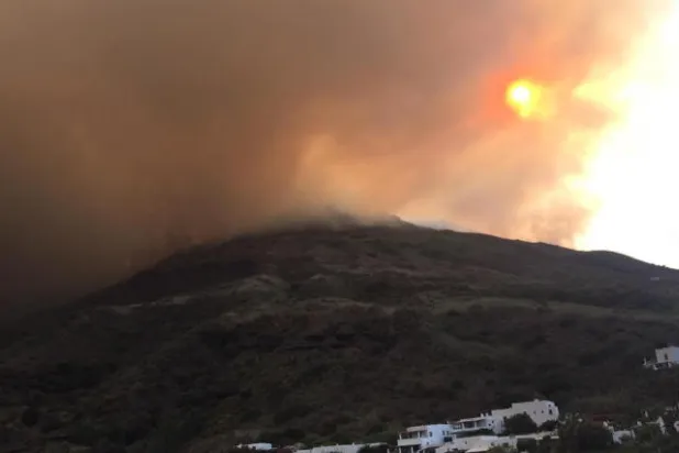 ثوران بركان جزيرة سترومبولي بإيطاليا (إ.ب.أ)