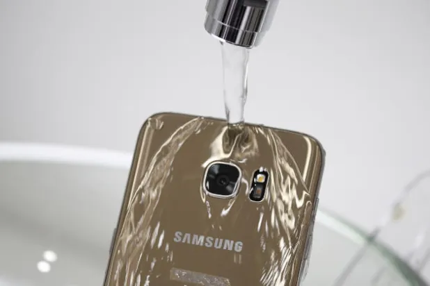 دعوى قضائية ضد «سامسونغ»: الهواتف غير مقاومة للماء