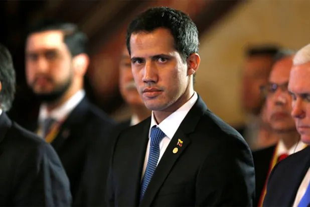 غوايدو يحض على «عدم الاستسلام» ومادورو يعلن «تمسكه بالعائلة العسكرية»