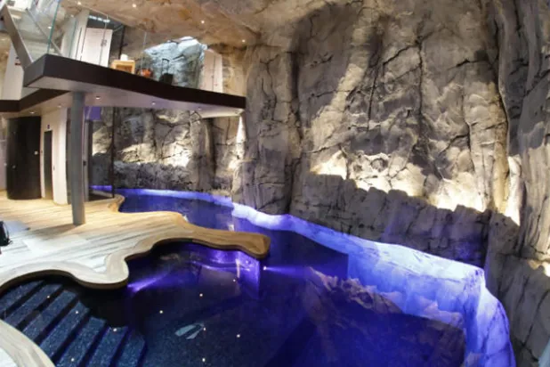 حمام السباحة داخل الفيلا الفاخرة المنحوتة في الصخر (رويترز)