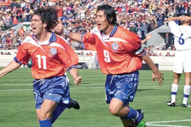 زامورانو (يمين) قاد خط هجوم تشيلي إلى جوار مارسيلو سالاس في مونديال 1998