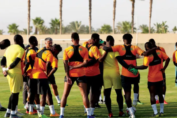لاعبو كوت ديفوار خلال التدريبات قبل المباراة المرتقبة أمام مالي (أ.ف.ب)
