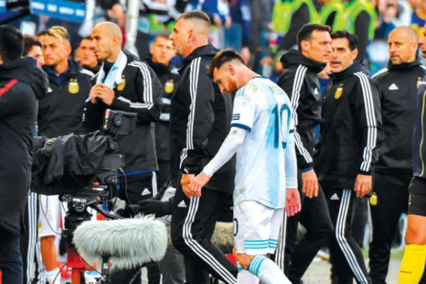 النجم الأرجنتيني في طريقه إلى خارج الملعب بعد الطرد (أ.ف.ب)
