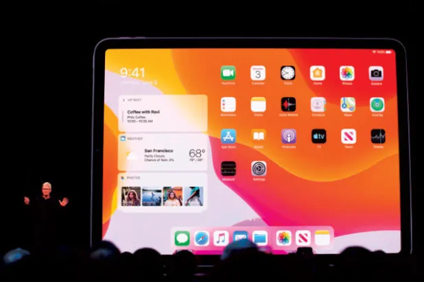 تيم كوك الرئيس التنفيذي لـ«آبل» يستعرض أهم تطويرات الشركة في مؤتمر المطورين بداية الشهر الماضي
