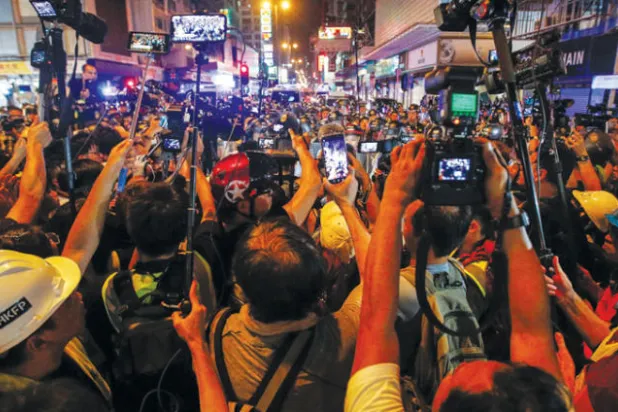 محتجو هونغ كونغ يستهدفون القطاع المصرفي بعد البرلمان