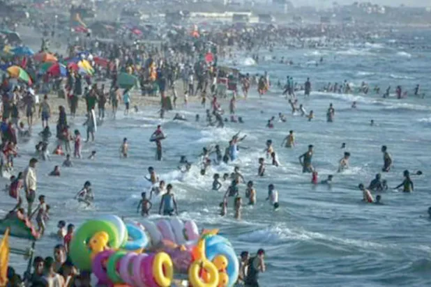 بسبب التلوث... أهالي غزة يُقبلون على بحرها بحذرٍ شديد