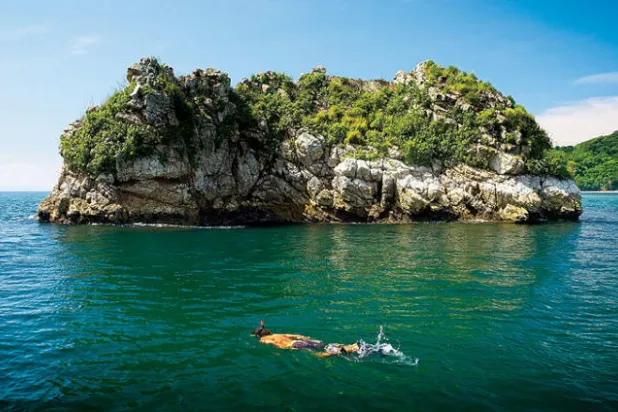 الغوص في مياهها اللازوردية متعة لا تضاهى