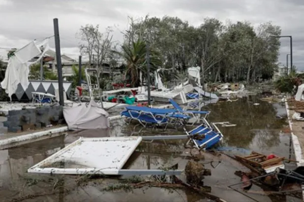 آثار العواصف في اليونان