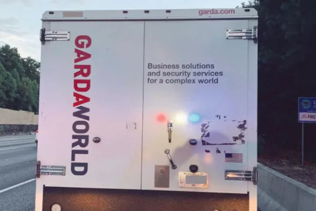 175 ألف دولار تسقط من مدرعة على طريق سريع في أميركا