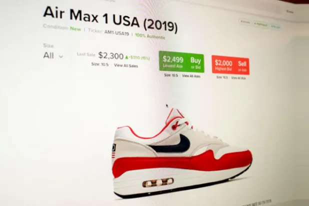 سعر زوج أحذية «إير ماكس» من إنتاج شركة «نايكي» على شاشة الكومبيوتر في نيويورك قبل مزاد الأحذية الرياضية (رويترز)