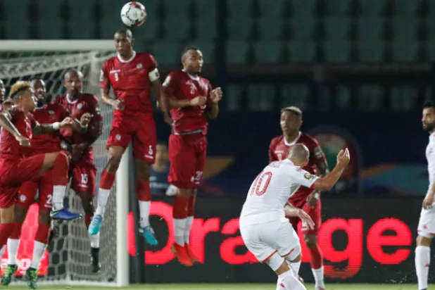 وهبي الخزري وتسديدة قوية للمنتخب التونسي على مرمى مدغشقر (رويترز)