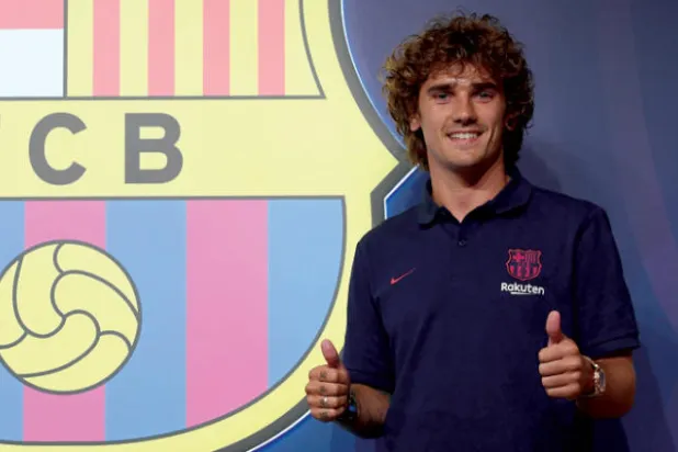 غريزمان لدى تقديمه إلى جماهير برشلونة بعد جدل طويل حول طريقة التعاقد (أ.ف.ب)