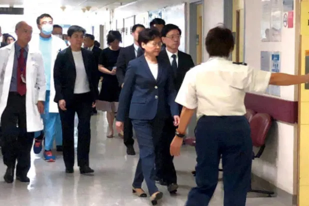 رئيسة حكومة هونغ كونغ تدين «مثيري الشغب» بعد صدامات عنيفة