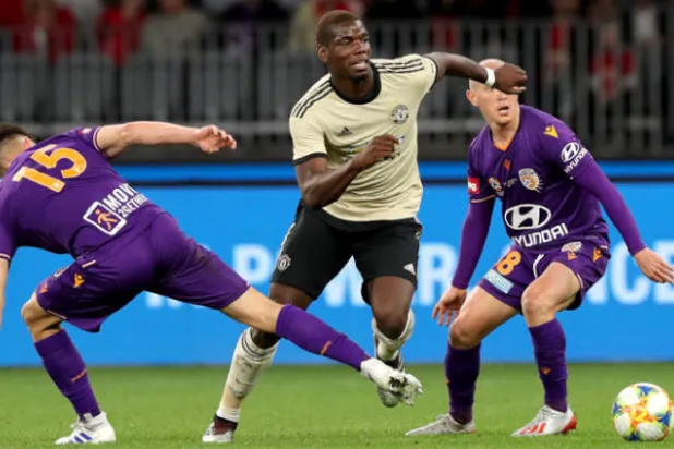 بوغبا (في الوسط) قدم أداء جيداً في المباراة التي فاز فيها يونايتد على بيرث غلوري 2 - صفر (إ.ب.أ)