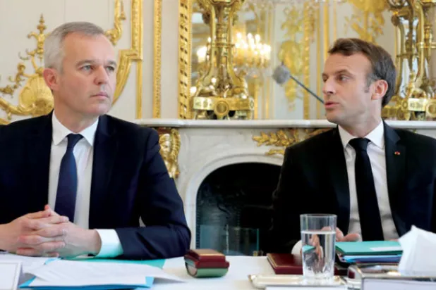 أزمة سياسية جديدة تواجه ماكرون باستقالة الرجل الثاني في الحكومة