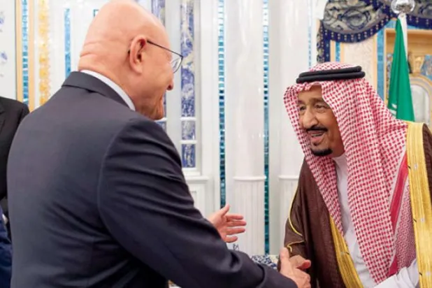 Kral Selman Tamam Selam ile tokalaşırken (SPA)