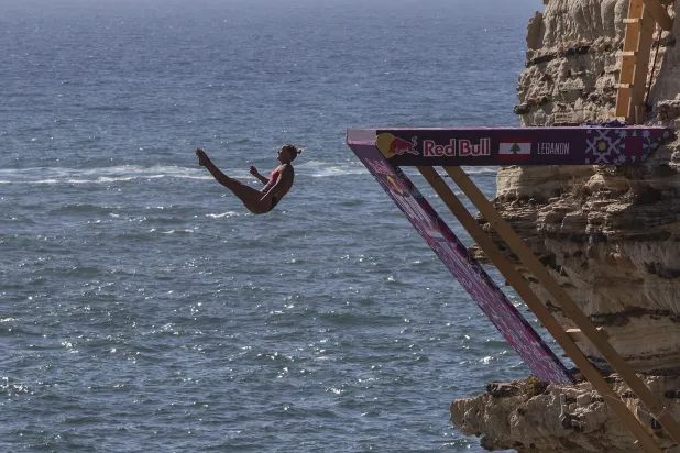 صخرة الروشة في بيروت تجذب المولعين بالقفز من المرتفعات