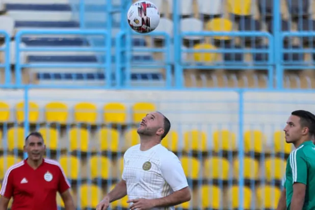 بلماضي مدرب الجزائر يستعرض مهاراته وسط لاعبيه استعدادا لنهائي أمم أفريقيا (أ.ف.ب)