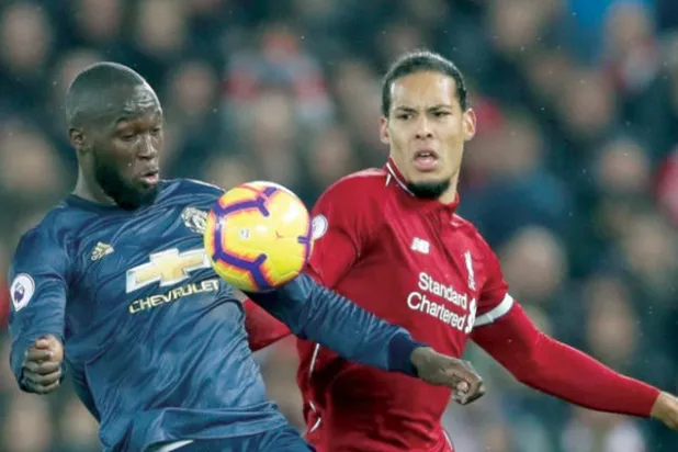 فان دايك ولوكاكو... صفقة نجحت مع ليفربول وأخرى حالفها الفشل في مانشستر يونايتد