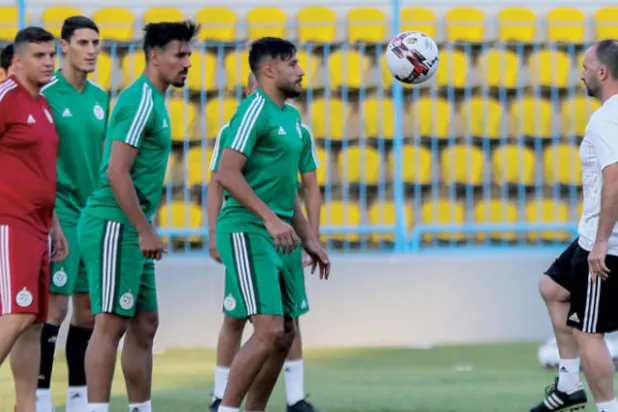 بلماضي (يمين) يقود تدريبات الجزائر قبل مواجهة القمة على اللقب اليوم (أ.ف.ب)