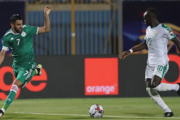 محرز أم ماني... من الأقرب للكرة الذهبية الأفريقية؟