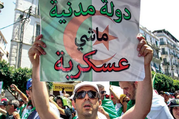 حراك الجزائر «يُصعّد» مع السلطات في الجمعة الـ22 بشعار: «إما نحن أو أنتم»