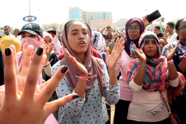 «العسكري» السوداني يلمح للتخلي عن الحصانات ويتوقع اتفاقاً سريعاً مع «التغيير»