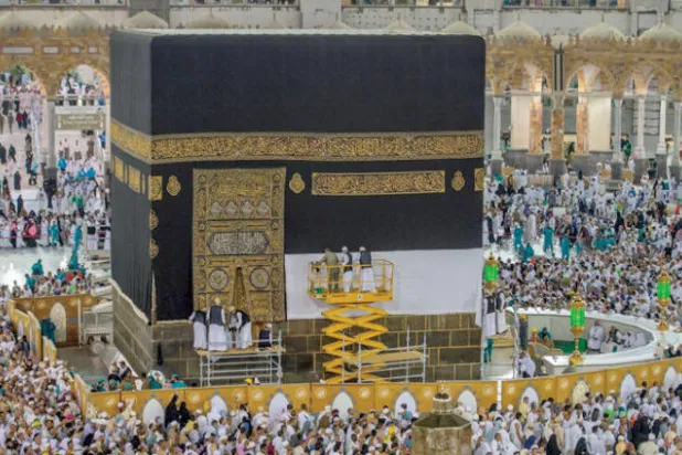 رفع ثوب الكعبة المشرفة استعدادا لموسم الحج (واس)