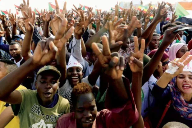 Hartum'da on binlerce gösterici devrim şehitlerini anmak için toplandı