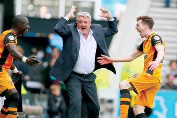 بروس يحتفل بصعود هال سيتي إلى الدوري الممتاز عام 2016