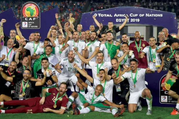 محاربو الصحراء يتربعون على العرش الكروي الأفريقي للمرة الثانية (أ.ف.ب)