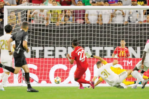 غنابري لاعب البايرن (في الوسط) يسجل في مرمى الريـال ثالث أهداف فريقه (أ.ف.ب)