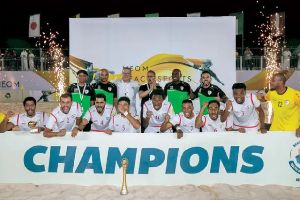 جانب من تتويج منتخب عمان بعد فوزه بالبطولة الشاطئية الدولية لكرة القدم (الشرق الأوسط)