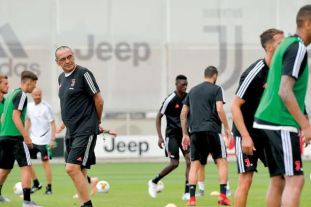 ساري يراقب لاعبي يوفنتوس خلال التدريب في معسكر سنغافورة