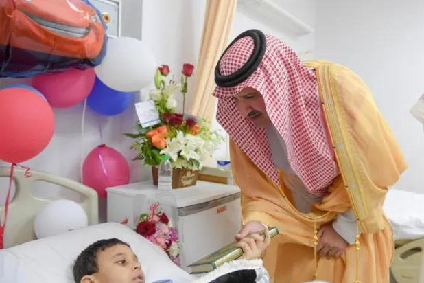 الأمير فيصل بن سلمان خلال زيارته الطفل عبد العزيز (إمارة المدينة المنورة)