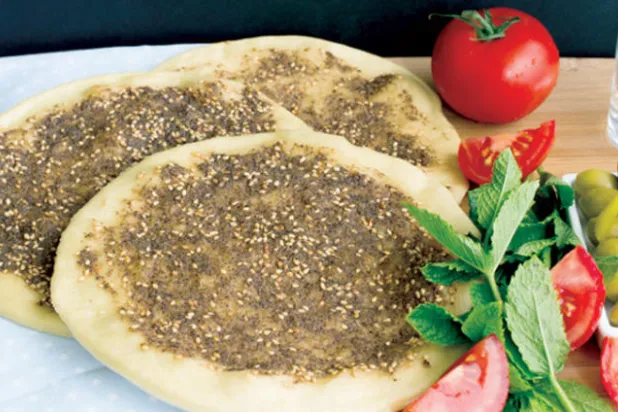 منقوشة الزعتر أشهر الوجبات السريعة في لبنان