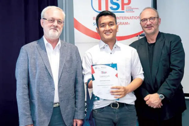 إندونيسي يصنع من النفايات حبر طابعة ثلاثية الأبعاد